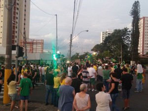 Manifestantes protestaram contra Lula e Dilma por duas horas em Piracicaba (Foto: Araripe Castilho/G1)