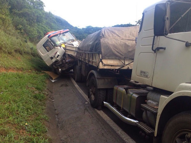 G1 Colisão traseira entre caminhões deixa motorista ferido na BR 376