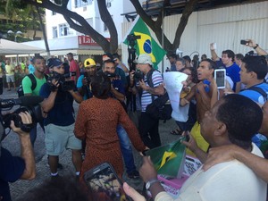 Mulher e manifestantes discutem durante protesto no Rio (Foto: Matheus Rodrigues / G1)