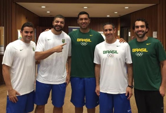 JP Batista, ao lado dos novos companheiros e do técnico José Neto (Foto: Divulgação)