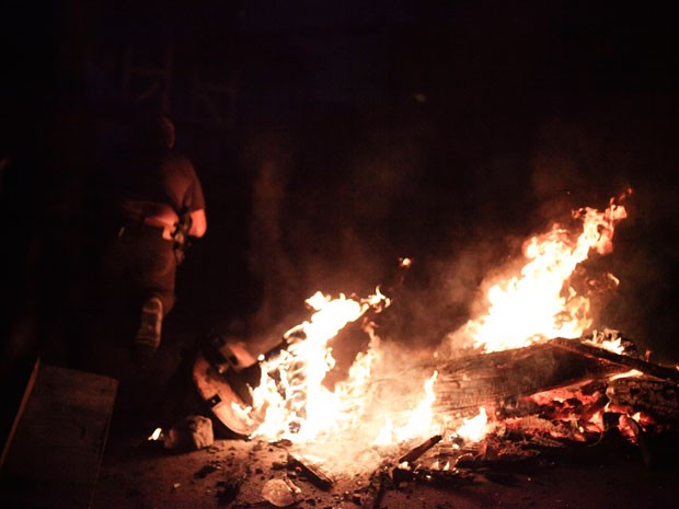 Forças de segurança encontraram fogueiras em pontos do Jacarezinho (Foto: Ide Gomes/G1)