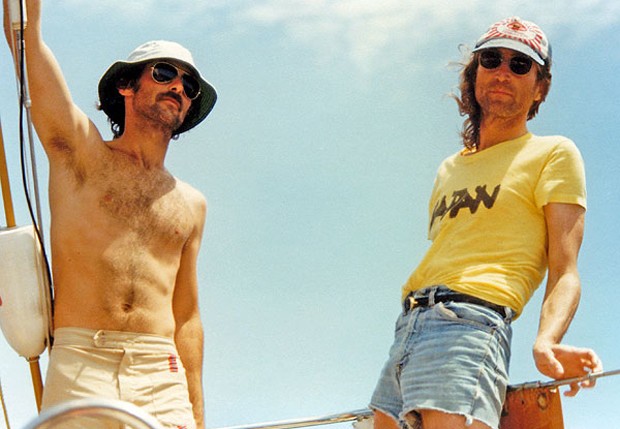 John Lennon (dir) e Tyler Coneys, comandante do navio (Foto: Reprodução) John Lennon (dir) e Tyler Coneys, comandante do navio (Foto: Reprodução)