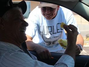 Vendedor oferece abacaxi para motorista provar (Foto: Gabriela Pavo/ G1 MS)
