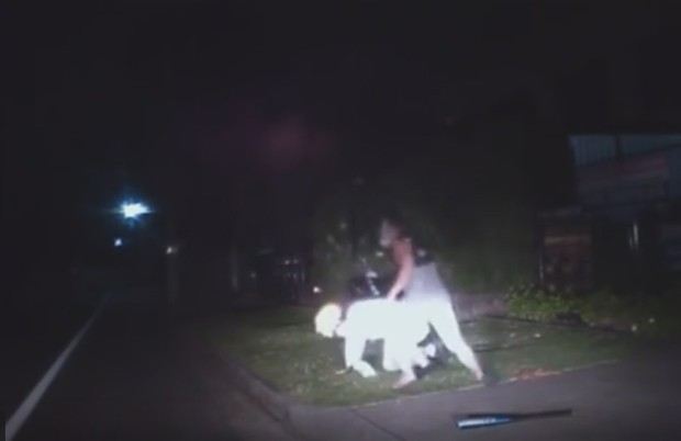 Um dos jovens desceu do veículo e agrediu o palhaço (Foto: Reprodução/YouTube/Michiel Marto)