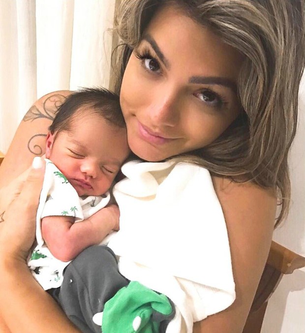 Kelly Key com o filho recém-nascido, Artur (Foto: Reprodução / Instagram)