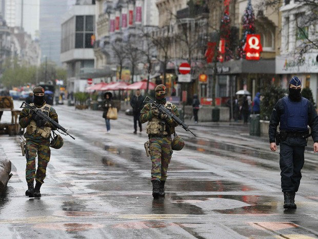 Soldados patrulham área central de Bruxelas após alerta de terrorismo subir na cidade (Foto: Youssef Boudlal/Reuters)