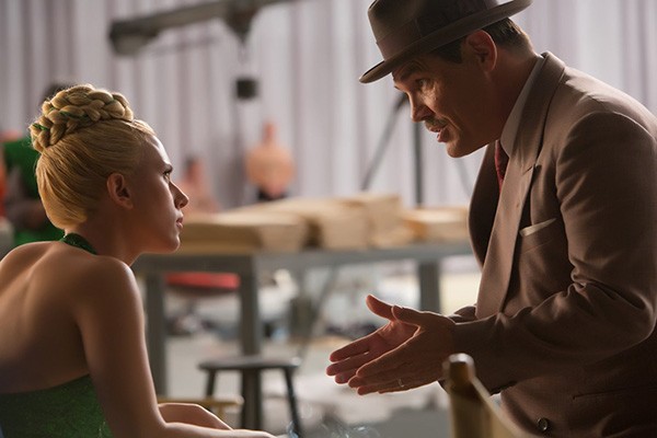 Josh Brolin, Scarlett Johansson em Ave, César! (Foto: Divulgação)