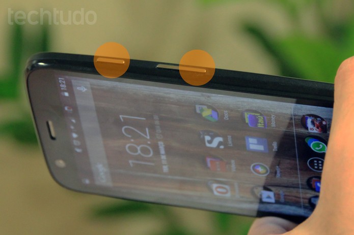 Botões do Moto G que devem ser pressionados para tirar print da tela (Foto: Isadora Díaz/TechTudo) Botões do Moto G que devem ser pressionados para tirar print da tela (Foto: Isadora Díaz/TechTudo)