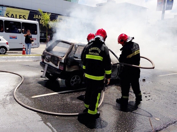 Corpo de Bombeiros foi chamado e apagou incêndio que destruiu o carro (Foto: Walter Paparazzo/G1)