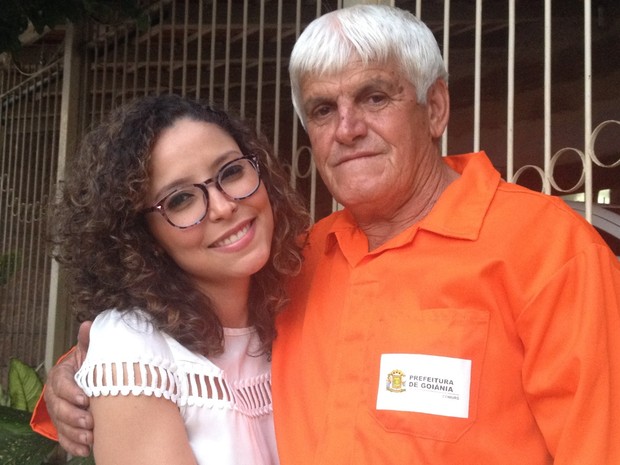 Aline de Castro, de 27 anos, agradece ao pai pelo incentivo para que ela se tornasse médica Goiânia Goiás (Foto: Vanessa Martins/G1)