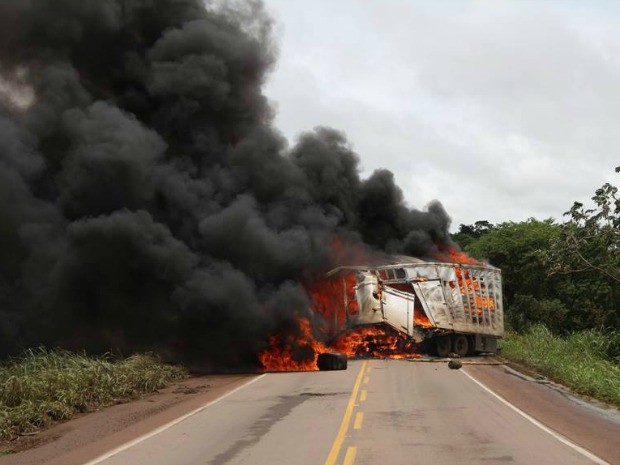 Acidente ocorreu por volta das 15h, no km 329 da rodovia BR-364. (Foto: J.C. Patrcio / Arquivo Pessoal)