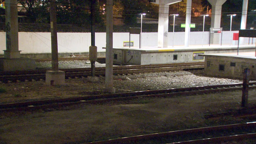 Ramal de Saracuruna-Gramacho ficou fechado durante tiroteio. (Foto: Reprodução / Tv Globo)