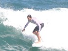 Vladimir Brichta surfa na praia da Macumba, no Rio
