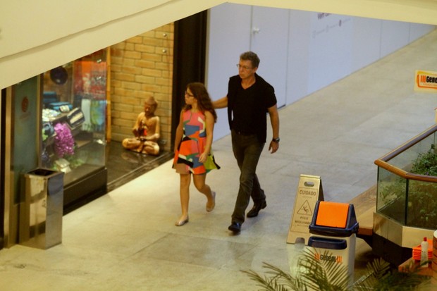 Boninho passeia com filha no RJ (Foto: AgNews / AgNews)