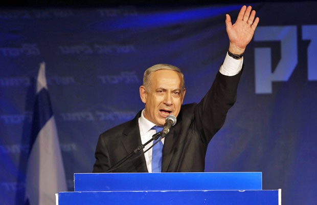Benjamin Netanyahu acena para partidários na sede de seu partido em Tel Aviv, nesta terça (22) (Foto: Baz Ratner/Reuters)