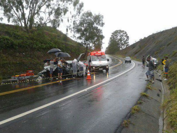 Acidente na BR-267 (Foto: PM/Divulgação)