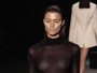 Grife ousa e modelos desfilam com looks transparentes no Fashion Rio
