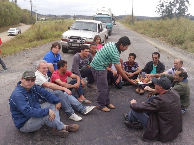 Churrasco foi distribuído aos motoristas (Foto: Luiz Souza / RBS TV)