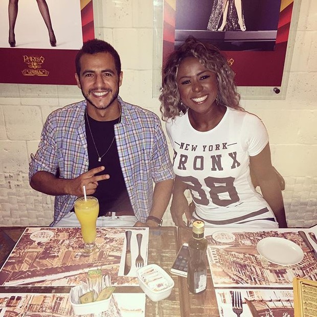Ex-BBBs Matheus e Adélia em restaurante na Zona Oeste do Rio (Foto: Instagram/ Reprodução)