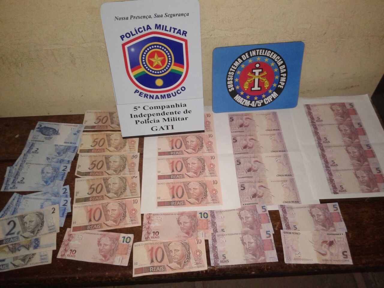 Dinheiro falso apreendido em Gravatá, Pernambuco (Foto: Divulgação/ Polícia Militar)