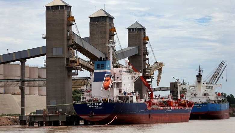 Terminal de grãos em porto no rio Paraná, perto de Rosario, Argentina (Foto: Marcos Brindicci/Reuters)