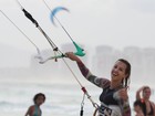 Cristiane Dias pratica kitesurf e acena para fotógrafo em praia no Rio
