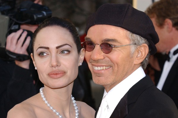 Angelina Jolie tinha 25 anos quando se casou com Billy Bob Thornton, na época com 45. Além da diferença de idade, a atriz chocou ao fazer uma tatuagem nada discreta no braço com o nome do ator. A união durou de 2000 a 2003 e a tatuagem foi removida (Foto: Getty Images)