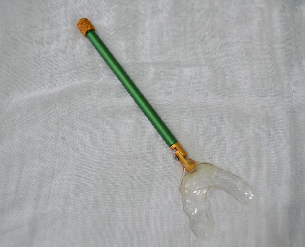 Dispositivo que a artista usa para realizar as pinturas em tela (Foto: Ana Marin/G1)