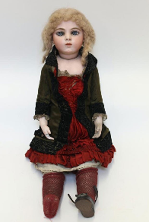 Bonequinha de brinquedo foi vendida por 9 mil libras (R$ quase 30 mil) (Foto: Divulgação/Hartleys Auction)