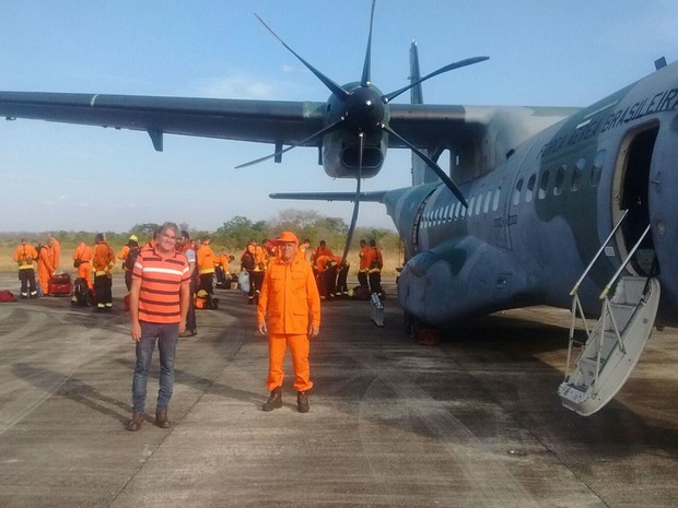 Homens da Defesa Nacional foram acionados para ajudar a combater o incêndio na região da Chapada. (Foto: Gorverno da Bahia)