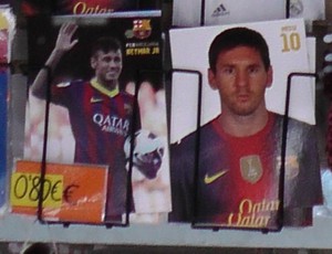 Cartões de Messi e Neymar à venda em Barcelona (Foto: Claudia Garcia)