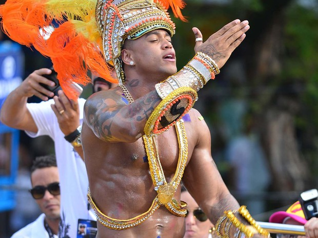 Léo Santana manda beijo para os foliões, em Salvador (Foto: Max Haack /Ag Haack)