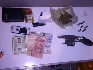 Foram apreendidas drogas e uma arma de fogo (Foto: Divulgação/Polícia Militar do RN)