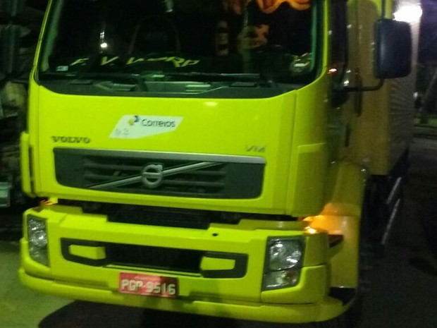 Caminhão roubado na BR-232 com Sedex (Foto: Reprodução/Whatsapp)