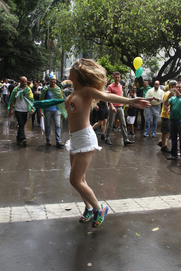 Ju Isen protesta com seios à mostra (Foto: Amauri Nehn/Photo Rio News )