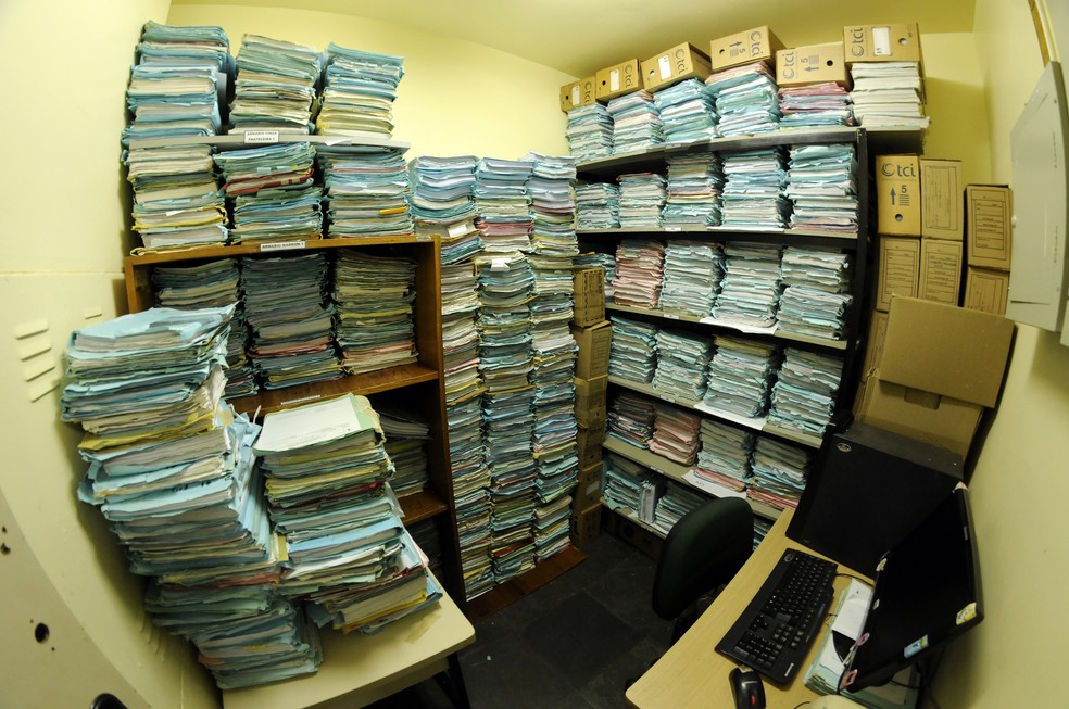 Papelada empilhada na Secretaria de Saúde (Foto: Matheus Oliveira/ Agência Saúde)