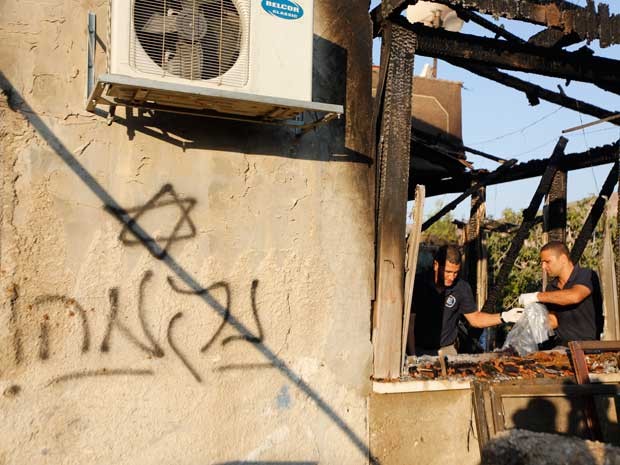 É possível ler em hebraico ‘vingança’, em casa incendiada na Cisjordânia (Foto: Majdi Mohammed / AP  Photo)