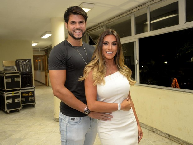 Nicole Bahls e o namorado, Marcelo Bimbi, em show na Zona Sul do Rio (Foto: Vinicius Marinho/ Brazil News)