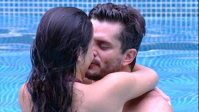 Bbb17 Emilly E Marcos Se Beijam Na Piscina