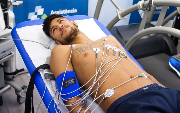 Neymar exames médicos do Barcelona (Foto: AP)