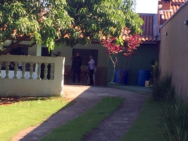 Policiais na casa onde mãe de ganhador da Mega-Sena foi encontrada (Foto: Divulgação/Polícia Civil)