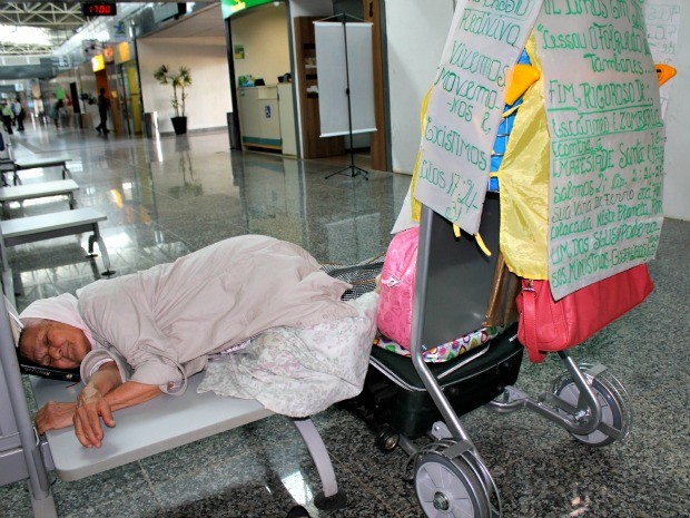 Isaura mostra como dorme no aeroporto (Foto: Ivanete Damasceno/G1)