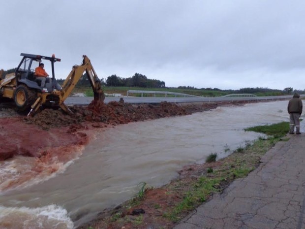 Trechos da BR-116 têm acúmulo de água no RS (Foto: Divulgação/PRF)