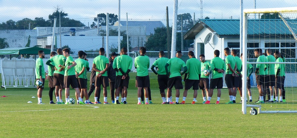 Coritiba treina sem zagueiro Juninho no CT (Foto: Gabriela Ribeiro)