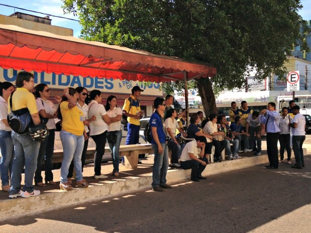 Funcionários dos Correios de Porto Velho se concentraram em frente à agência central nesta terça-feira para reivindicar mais segurança no trabalho (Foto: Larissa Matarésio/G1) Funcionários dos Correios de Porto Velho se concentraram em frente à agência central nesta terça-feira para reivindicar mais segurança no trabalho (Foto: Larissa Matarésio/G1)