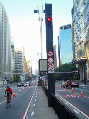 Ciclofaixa da Paulista começa a ser usada por ciclistas na manhã deste domingo (2) (Foto: Roger Modkovski) Ciclofaixa da Paulista começa a ser usada por ciclistas na manhã deste domingo (2) (Foto: Roger Modkovski)