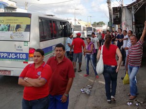 Micro-ônibus são alternativas em Prazeres (Foto: Katherine Coutinho / G1)