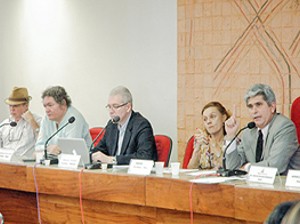 Reunidos, membros do Consepe decidiram adotar Enem como única prova para processo seletivo. (Foto: Divulgação/UFPA) Reunidos, membros do Consepe decidiram adotar Enem como única prova para processo seletivo. (Foto: Divulgação/UFPA)