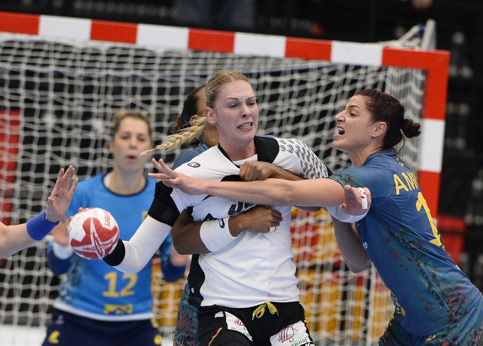 Babi, Duda Amorim, Brasil x Alemanha, Mundial, handebol (Foto: AFP) Babi, Duda Amorim, Brasil x Alemanha, Mundial, handebol (Foto: AFP)