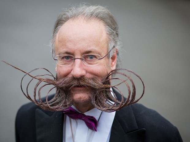 Mais de 100 participantes participaram do Campeonato Alemão de Barba e Bigode. Na foto, o participante Jürgen Burkhardt (Foto: Christoph Schmidt/DPA/AP)